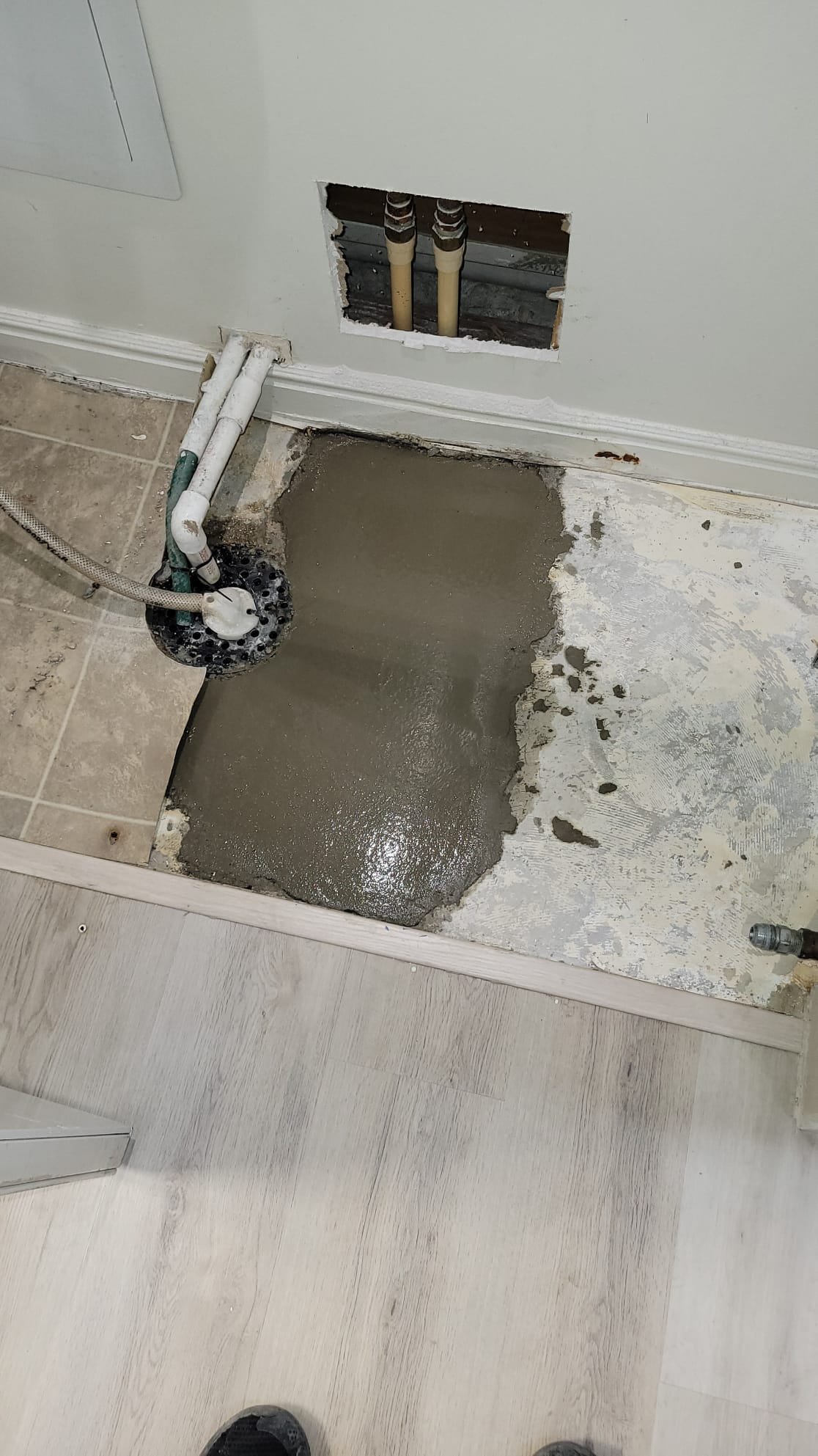 High-pressure jet cleaning preparing a basement wall for waterproofing. A cost-effective solution for local basement waterproofing, highlighting cheap basement waterproofing methods for a dry and protected foundation.