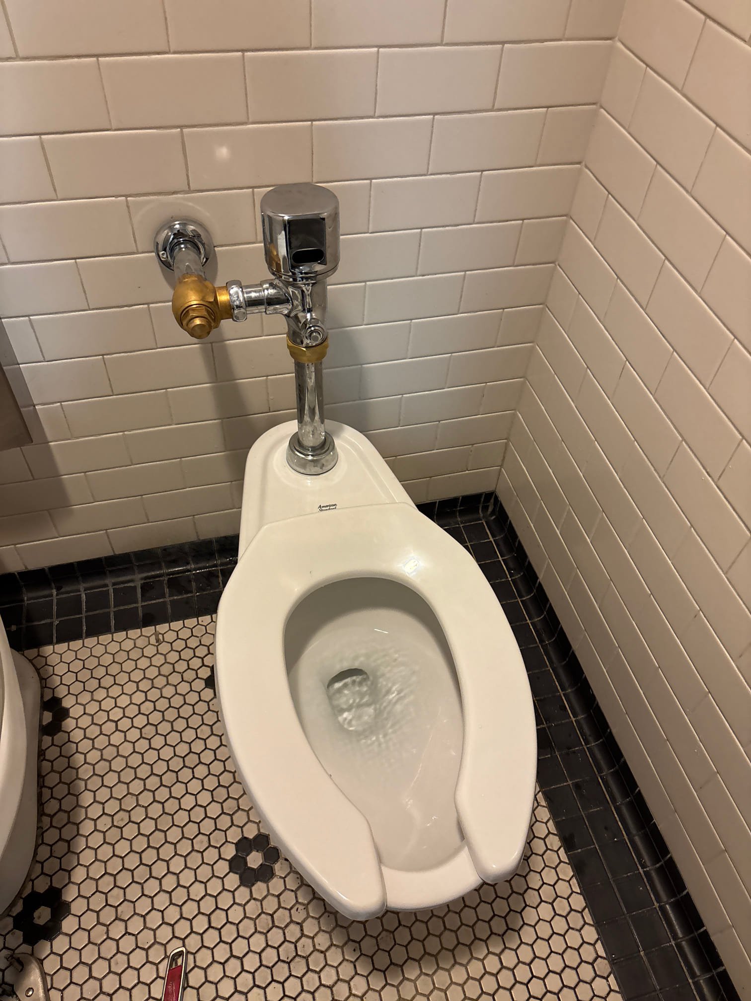 Image showing bathroom stall partition hardware alongside a bathtub with a stopper, symbolizing creating a fresh-smelling and well-maintained bathroom environment. Illustrates solutions for both functional (partitions, stopper) and aesthetic (odor control) aspects of bathroom upkeep.