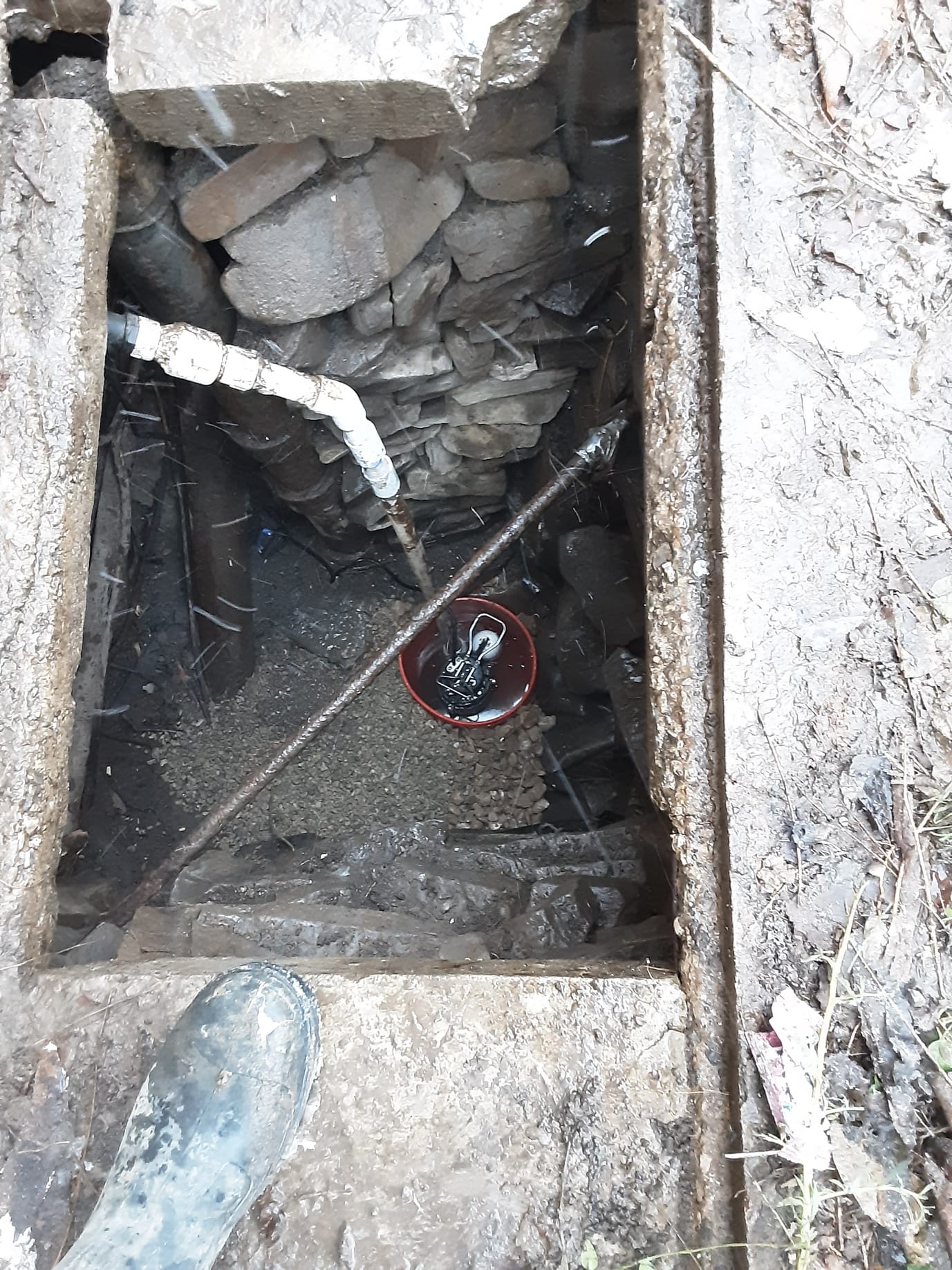 Emergency home repair services concept. Fast response for urgent AC repair, plumbing, and HVAC issues near you. Get immediate help from qualified technicians for air conditioning, plumbing, and other home emergencies.