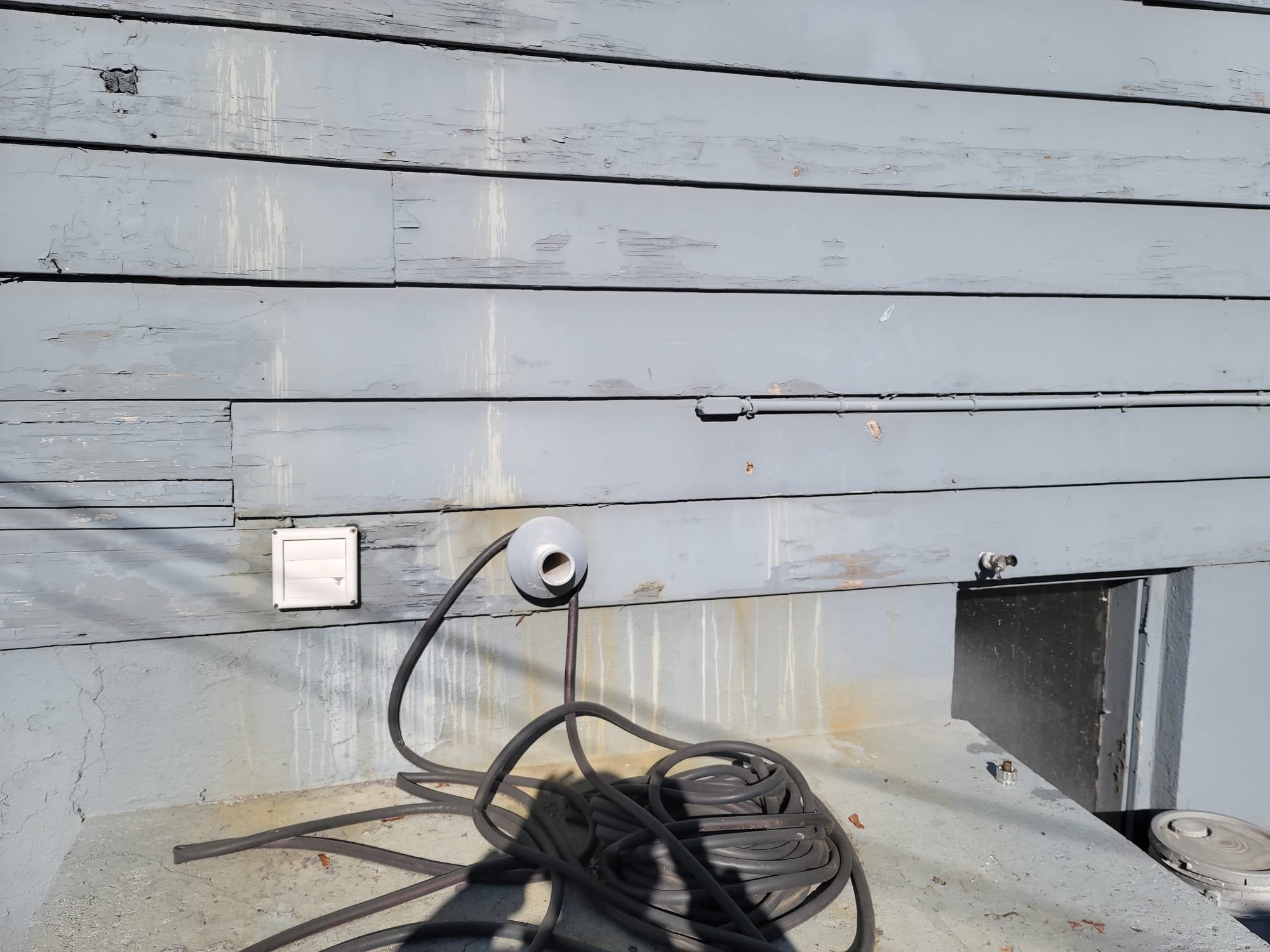 Image depicts a flooded kitchen sink due to a clogged garbage disposal, highlighting the importance of rental flood insurance to protect against water damage. Consider flood insurance prices to safeguard your belongings from unexpected plumbing failures and potential flooding.