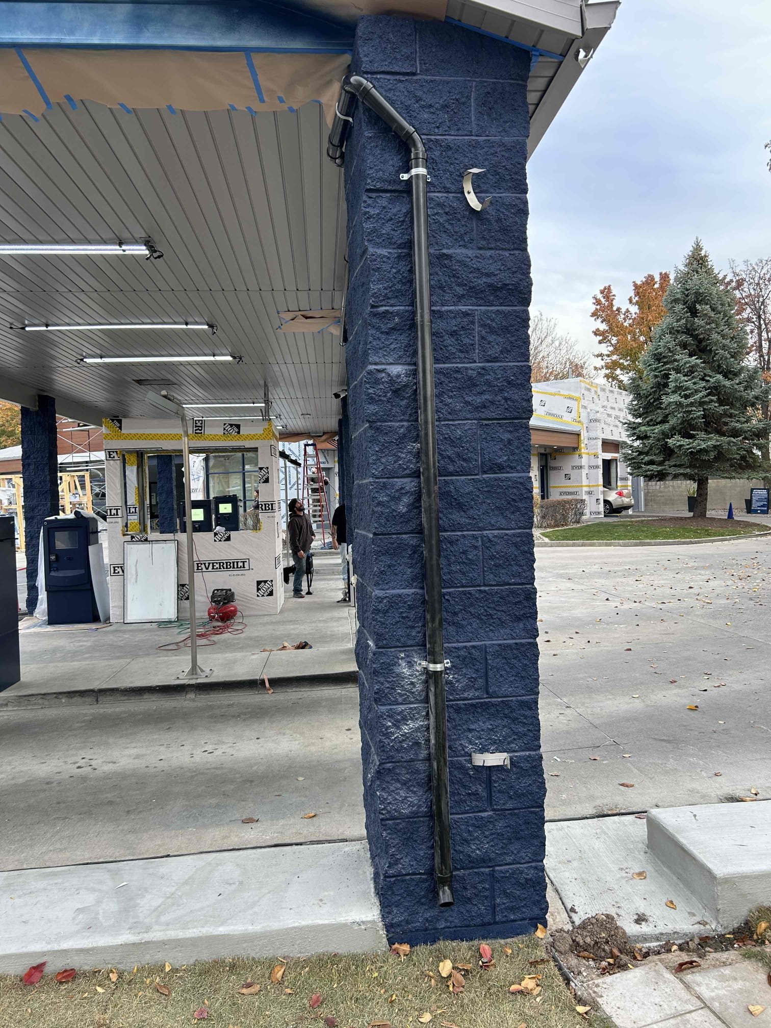 After-hours commercial sewage backup recovery in progress. Emergency pumping of a septic tank is underway, illustrating 24-hour commercial sewage backup recovery services to resolve the issue.