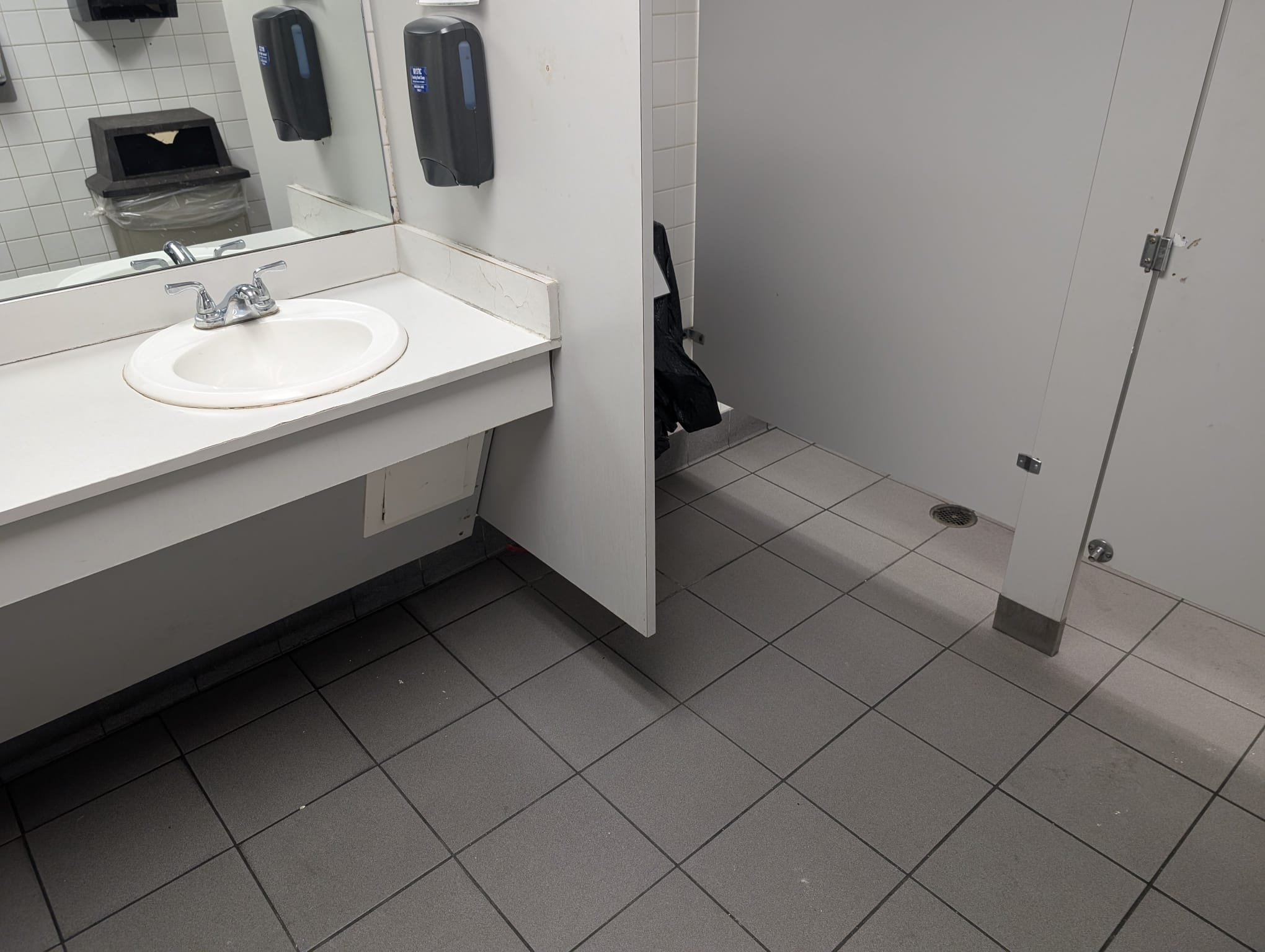 A bathroom hair catcher effectively prevents clogged drains, reducing the need for costly plumbing services and promoting proactive bathroom maintenance. Regular use minimizes hair buildup, a common cause of blockages, and helps prevent mold growth by ensuring proper water drainage, contributing to a cleaner and healthier bathroom environment.