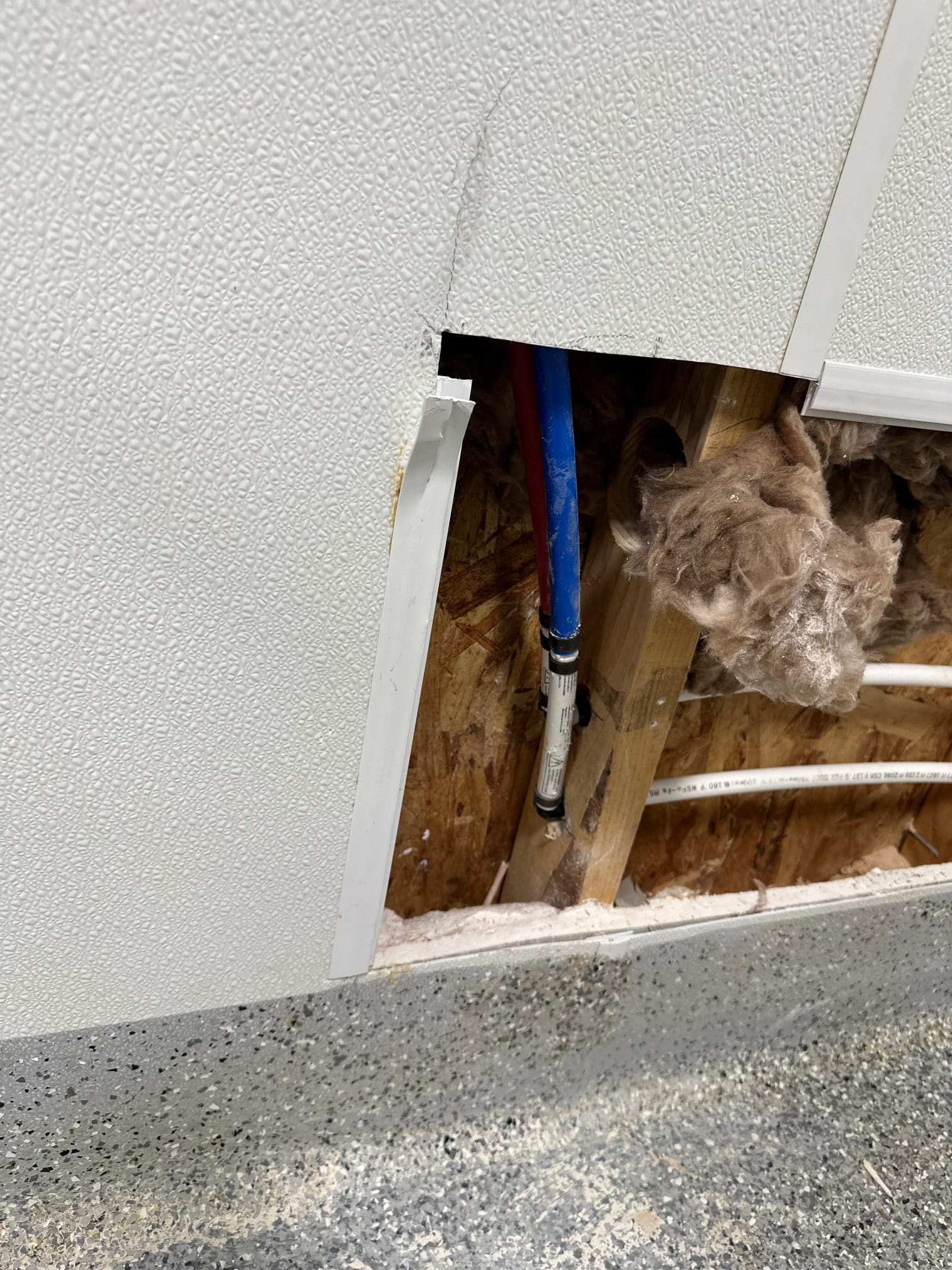 Professional commercial mold remediation services, specializing in restoring businesses to a healthy environment. Local experts in mold removal and AC system cleaning for optimal air quality. Find the best local AC company alongside trusted mold restoration services.