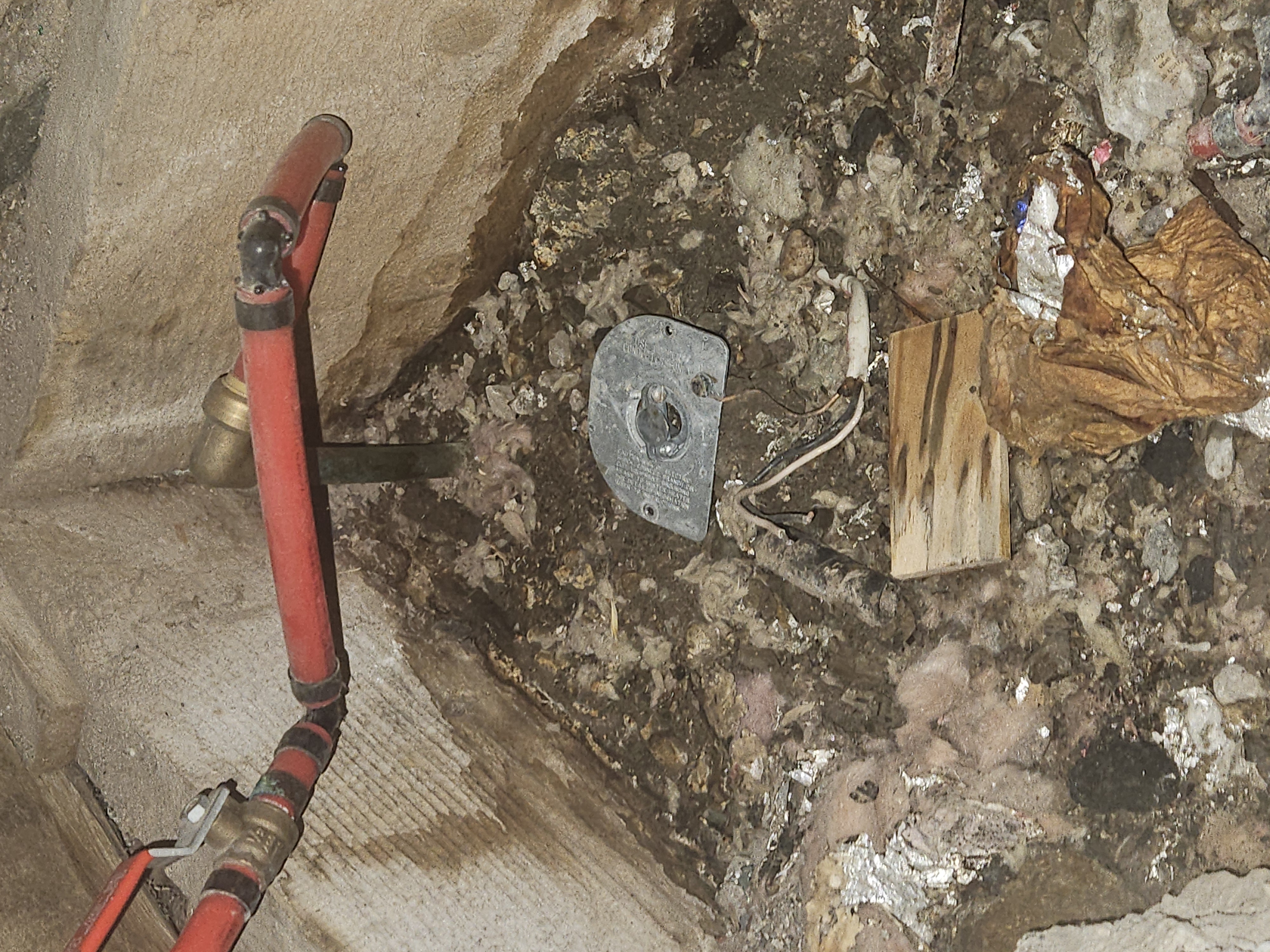 Emergency information icon highlighting 24/7 emergency heating and hot water services. Contact us for immediate assistance with boiler repairs, hot water system failures, and heating emergencies.