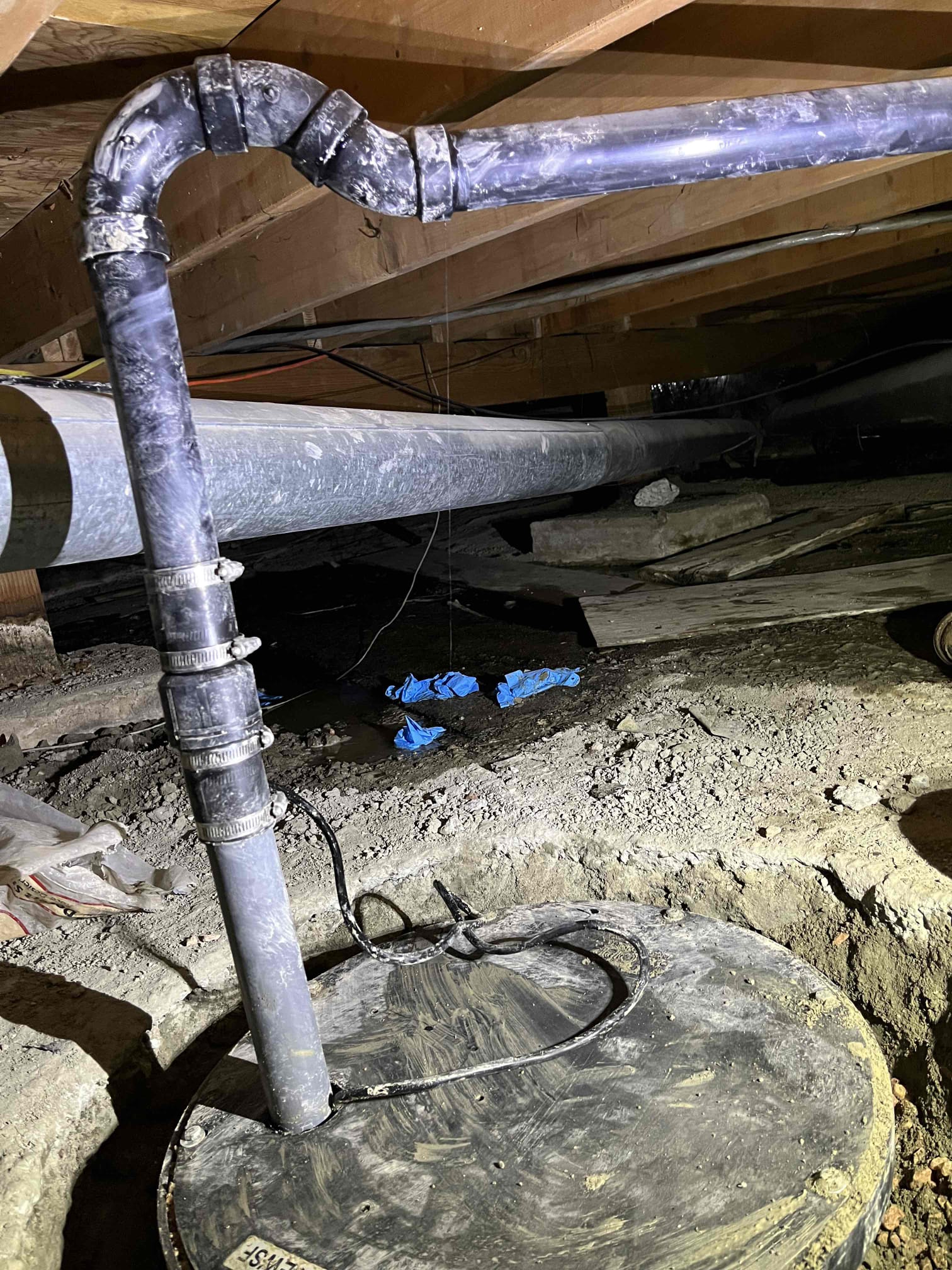 Image depicts an emergency plumbing repair scene, highlighting the urgency of 'emergency plumbing service near me' and addressing critical 'emergency plumbing' issues.