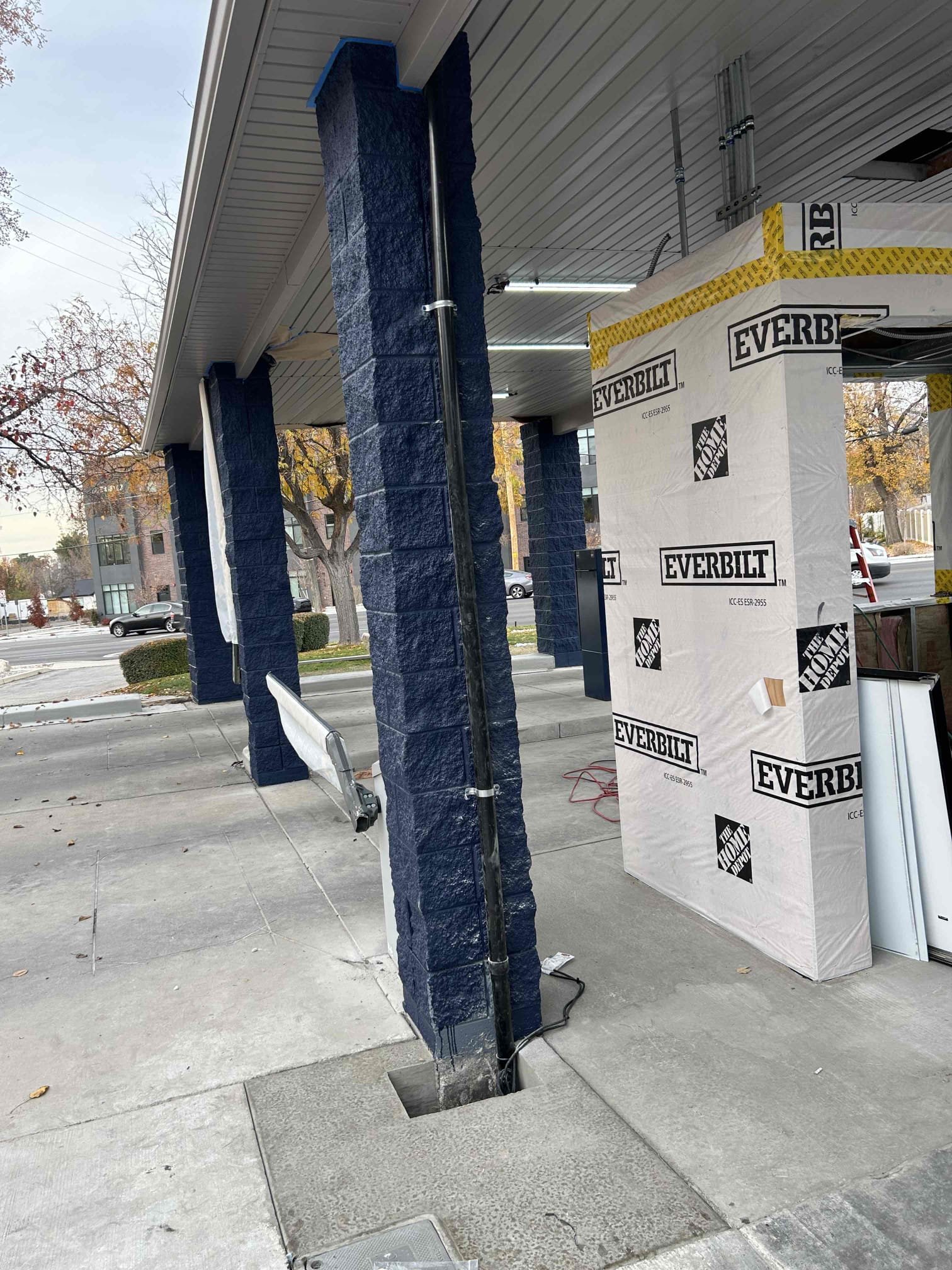 Image depicting same-day commercial sewage backup cleanup, highlighting the importance of sewage tank maintenance to prevent emergencies. Professionals are shown providing 24-hour commercial sewage backup cleanup services.