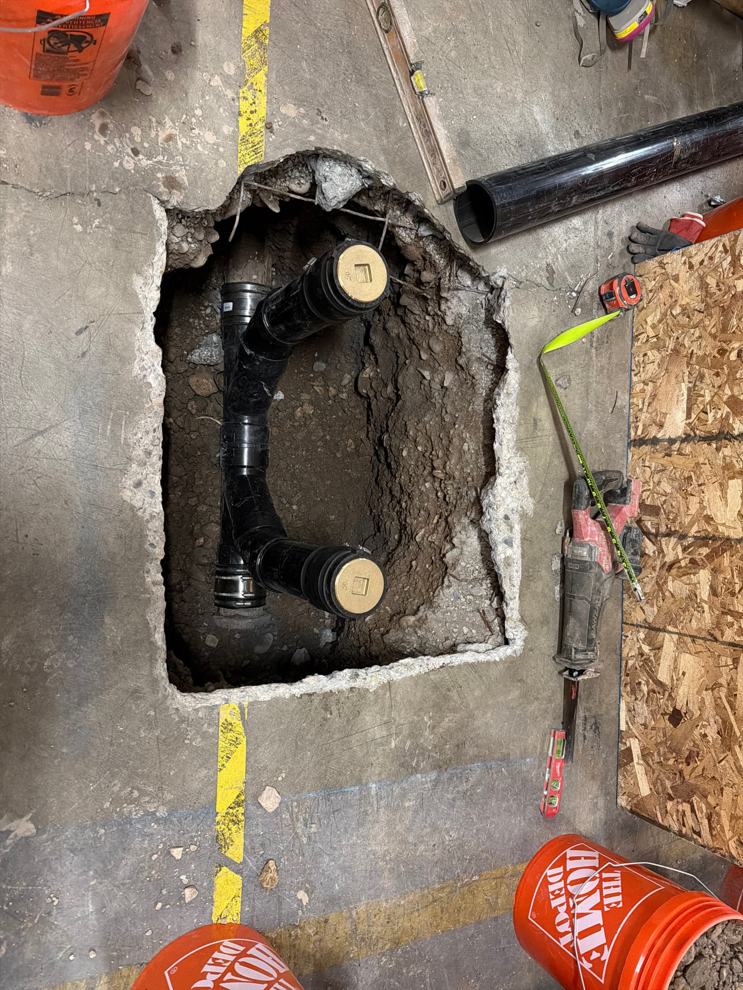 Sewer hydro jetting, a high-pressure drain cleaning method, effectively clears blocked sewer lines and drain pipes. Similar to sewer jetting and drain hydro jetting, it uses powerful water streams to remove debris and restore optimal flow.