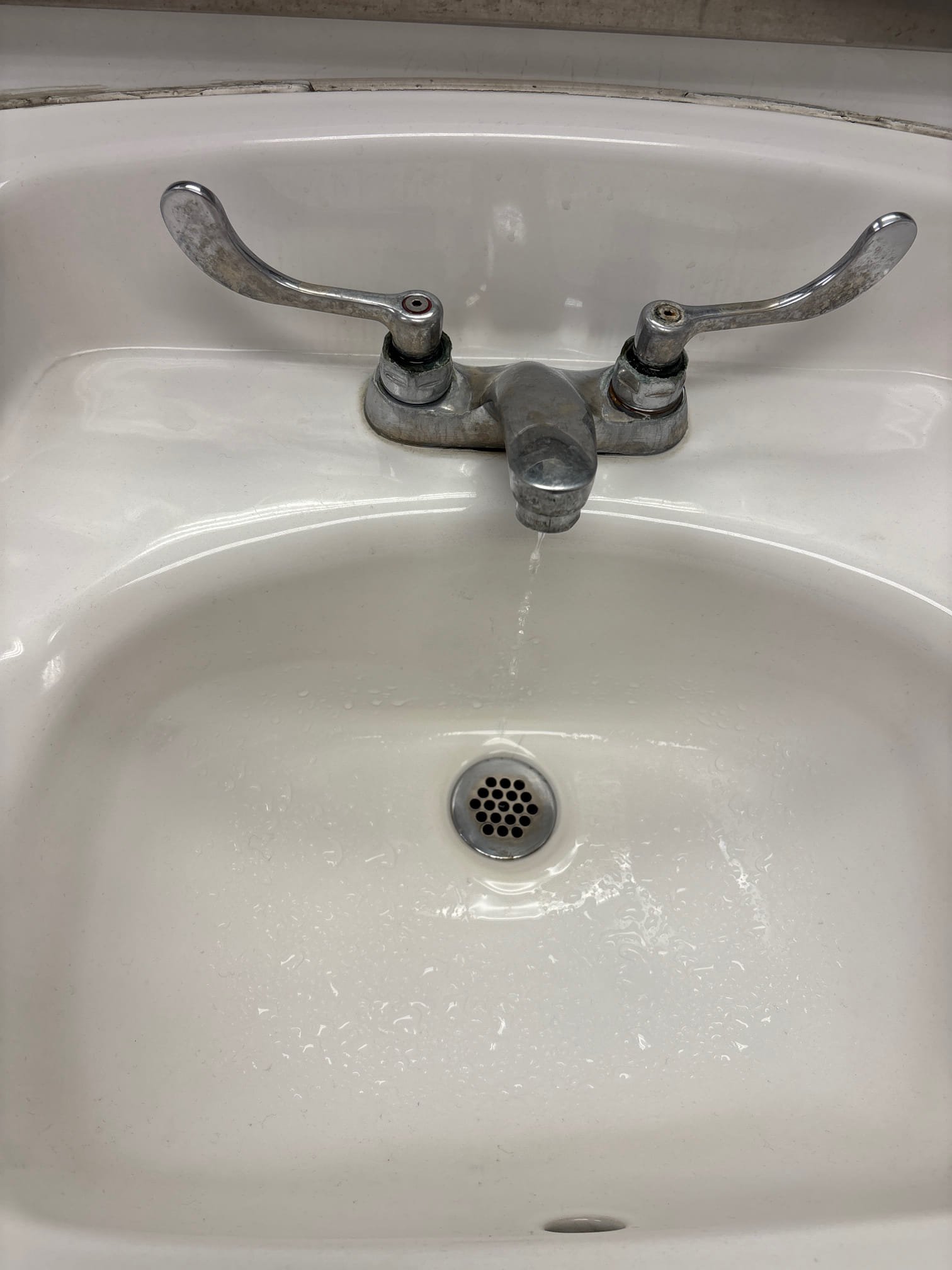 Image depicting commercial bathroom mold remediation services, highlighting 24-hour availability for quick and effective mold removal in your area. Professional mold remediation ensures a safe and healthy commercial bathroom environment.