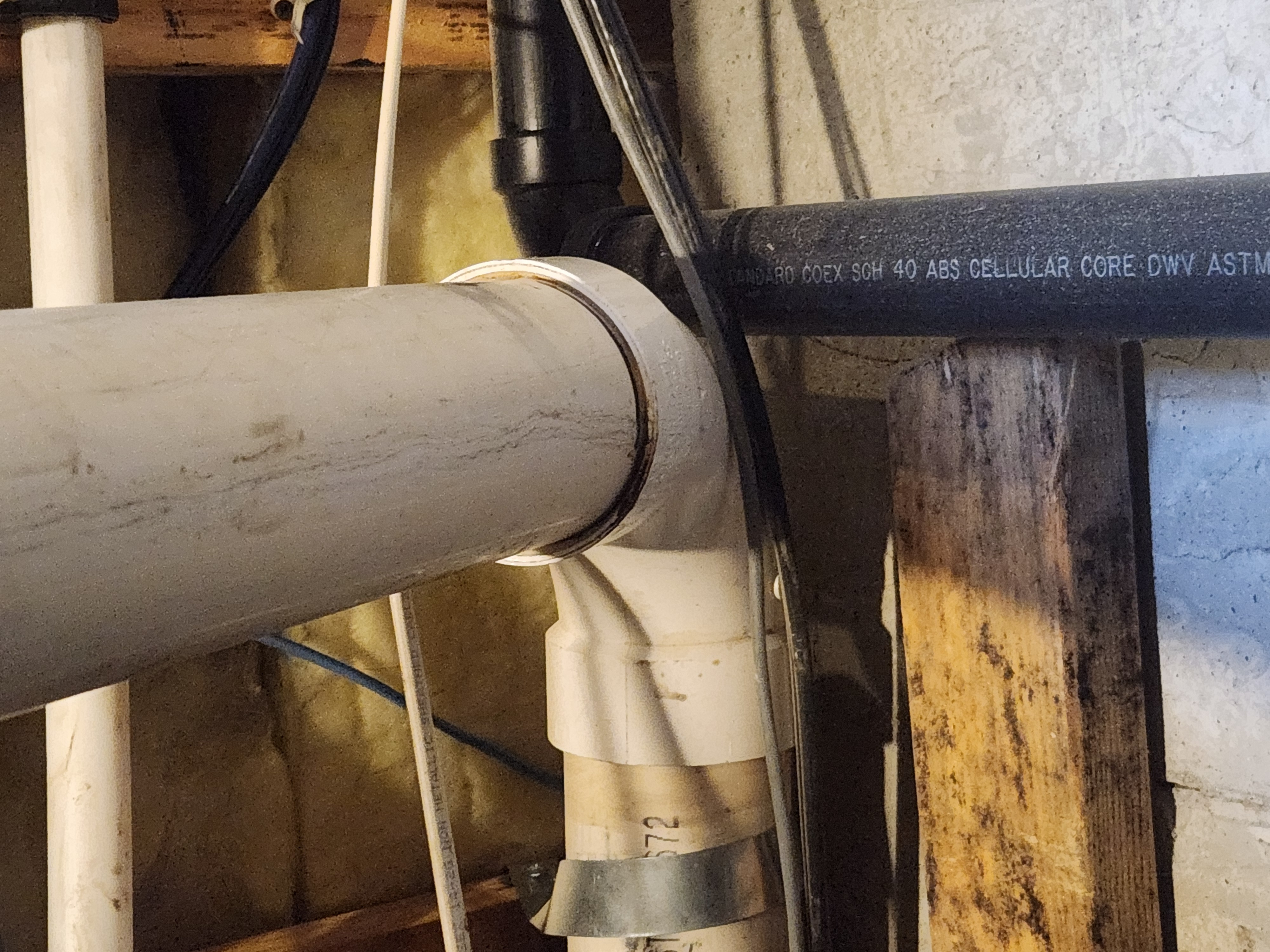 Image showing various methods to freshen a room's scent, subtly referencing bathroom mold treatment and caulk cleaning for a fresh, clean-smelling home. Includes items like essential oil diffusers, scented candles, and air fresheners, suggesting solutions for eliminating odors and maintaining a pleasant environment.