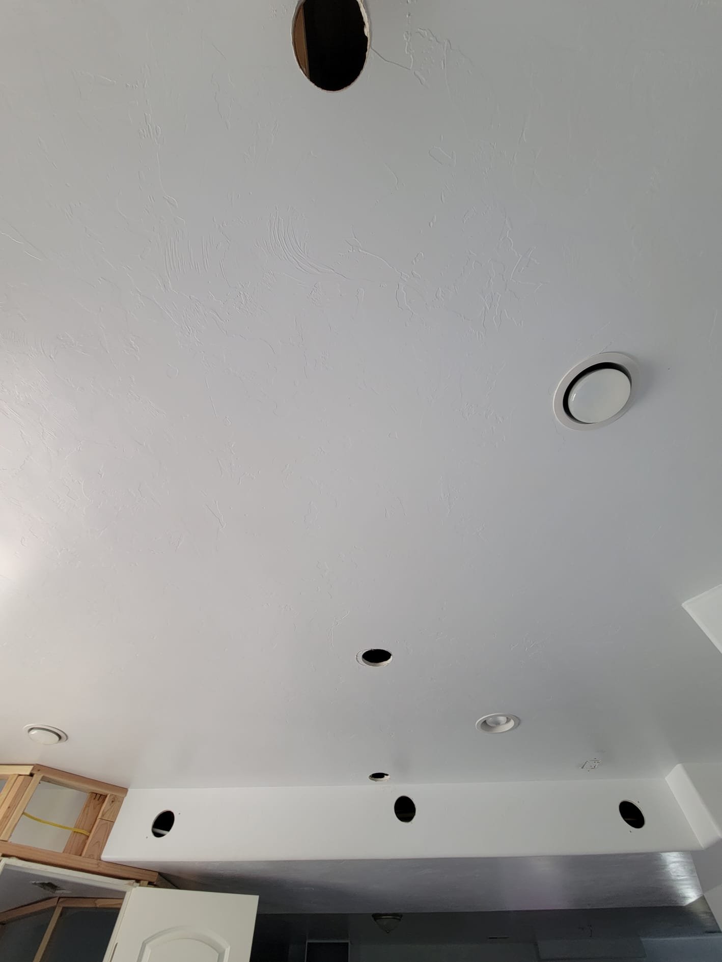 Image depicting signs indicating a need for commercial mold recovery, highlighting the importance of affordable and insured services for effective remediation.