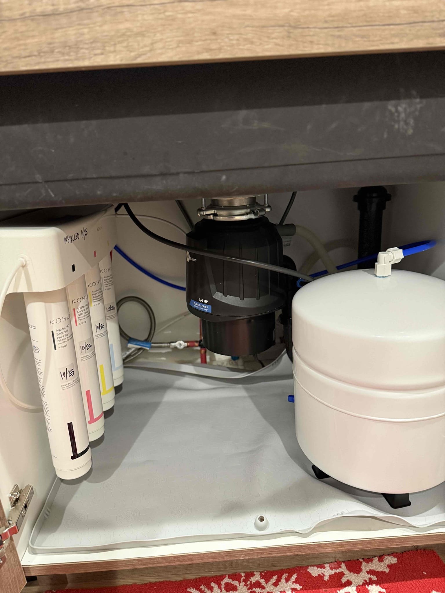 Image showcasing solutions for a fresh and healthy bathroom. Includes tips for eliminating odors, preventing mold growth on the ceiling, and maintaining a clean sink drain, alongside options for adding pleasant scents to the room.