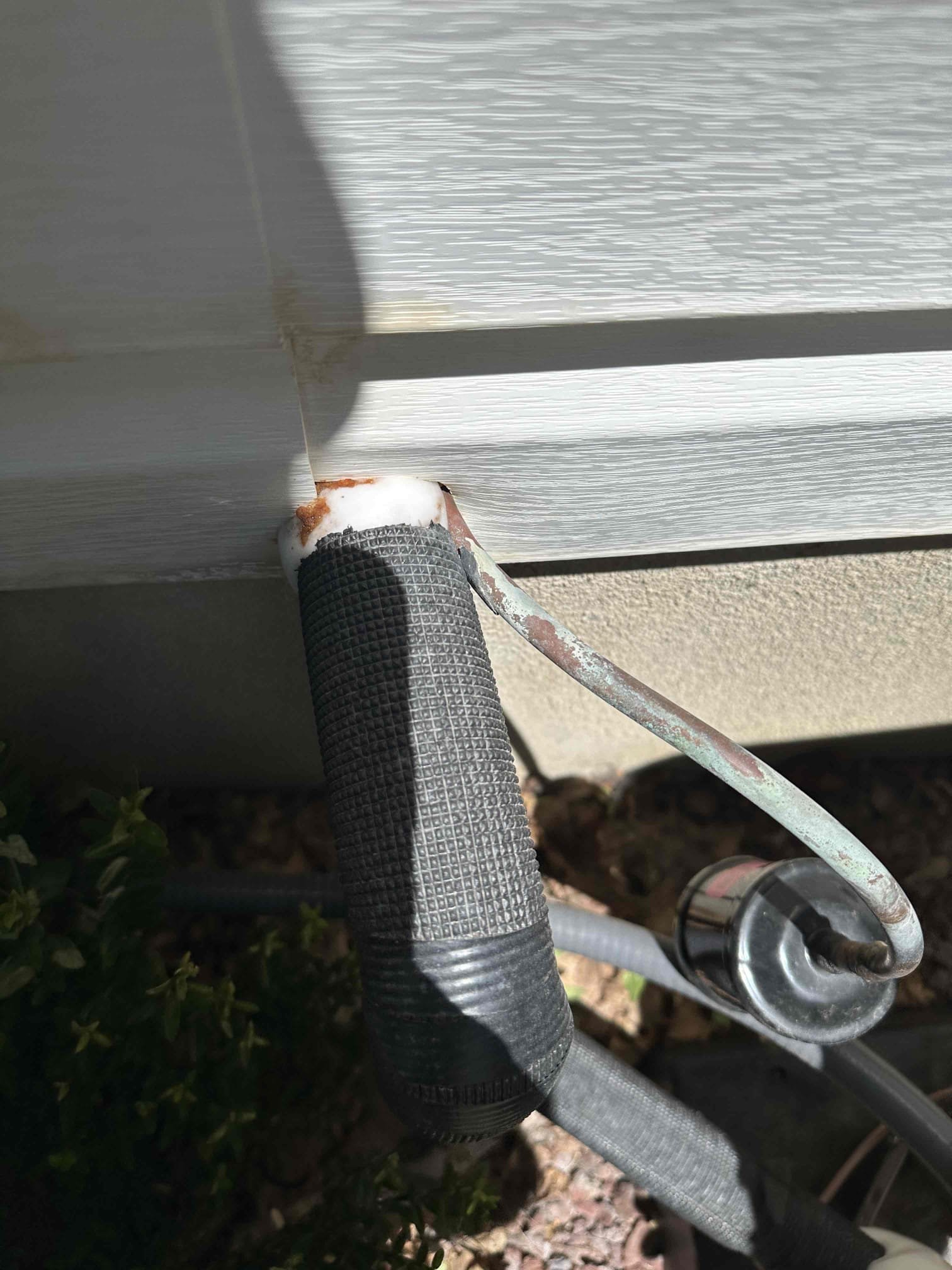 Image depicting reliable local commercial plumbing companies and individual plumbers ('plomeros near me') offering recommended services for businesses and homes in your area. Visual representation of finding trustworthy plumbing professionals nearby.