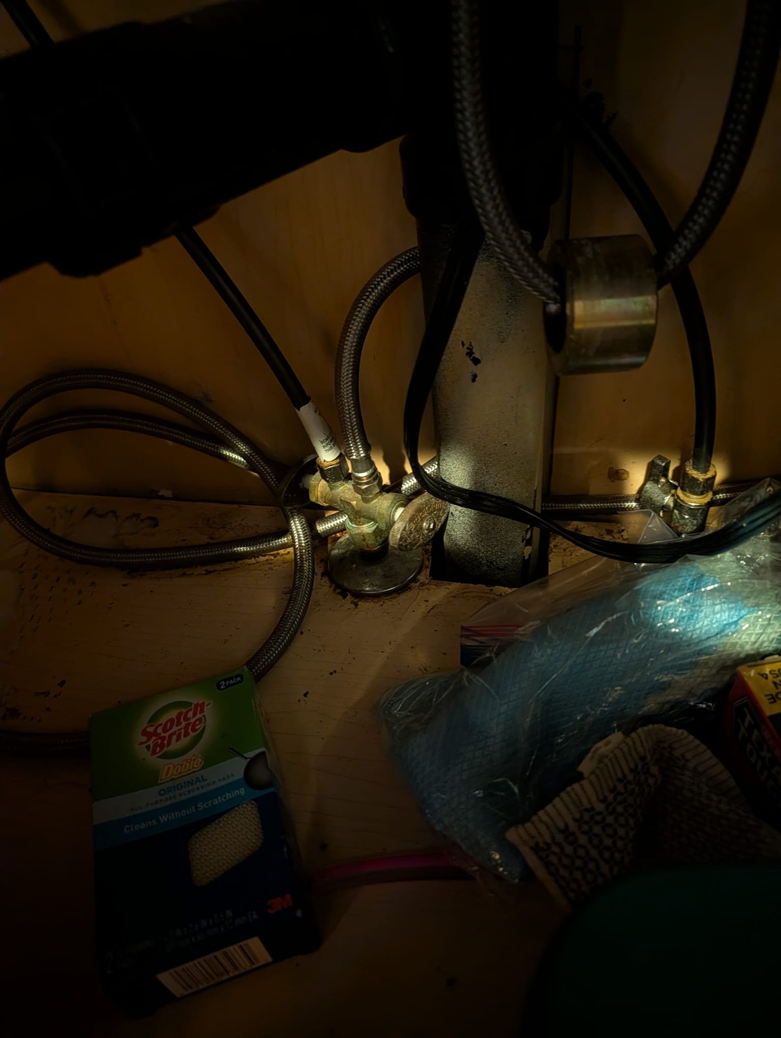 Image depicting 24/7 emergency plumbing services, highlighting rapid response for urgent plumbing repairs and 24-hour plumbing solutions.