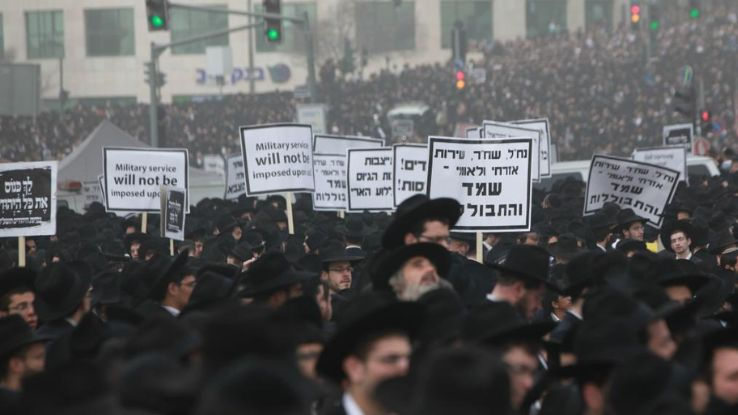 מפגינים חרדים עם שלטים