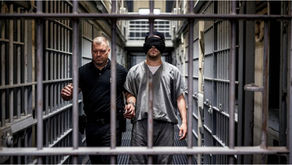 כיסוי עיניהם של כלואים ביטחוניים בשטחים ציבוריים בתוך הכלא