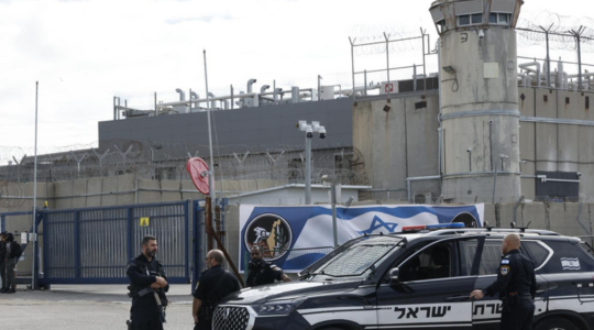 חומת כלא, ניידת משטרה ושוטרים