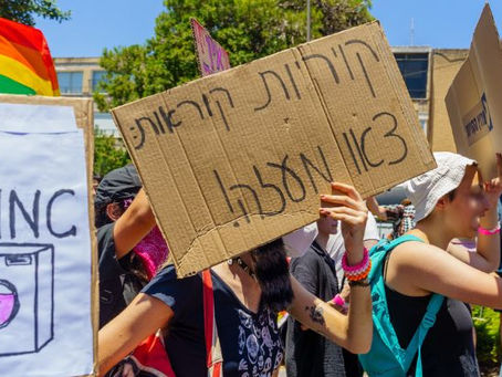 פנינו למשטרה: אין לאסור על שלטים וקריאות נגד המלחמה במצעד הגאווה בחיפה