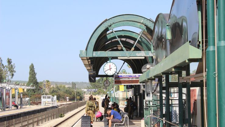 תשאול מפלה של נוסעים ברכבת על ידי המאבטחים
