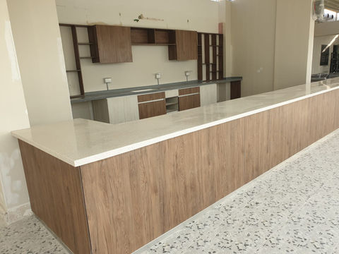 Modern and durable reception counters made from compact laminate, designed to create a professional first impression.
كاونترات استقبال عصرية ومتينة مصنوعة من ألواح مدمجة، مصممة لتمنح انطباعًا أوليًا احترافيًا
