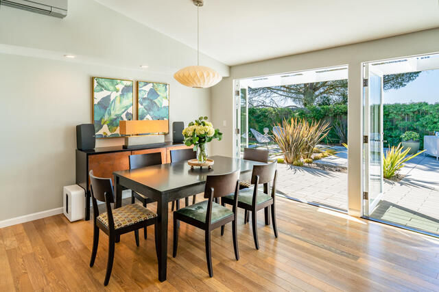 Dinning area in contemporary style home