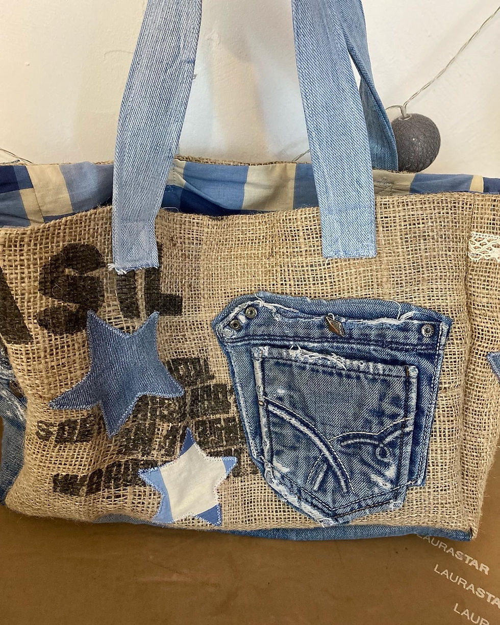 Miniature : Sac Cabas Artistique en Toile de Jute et Détails en Denim