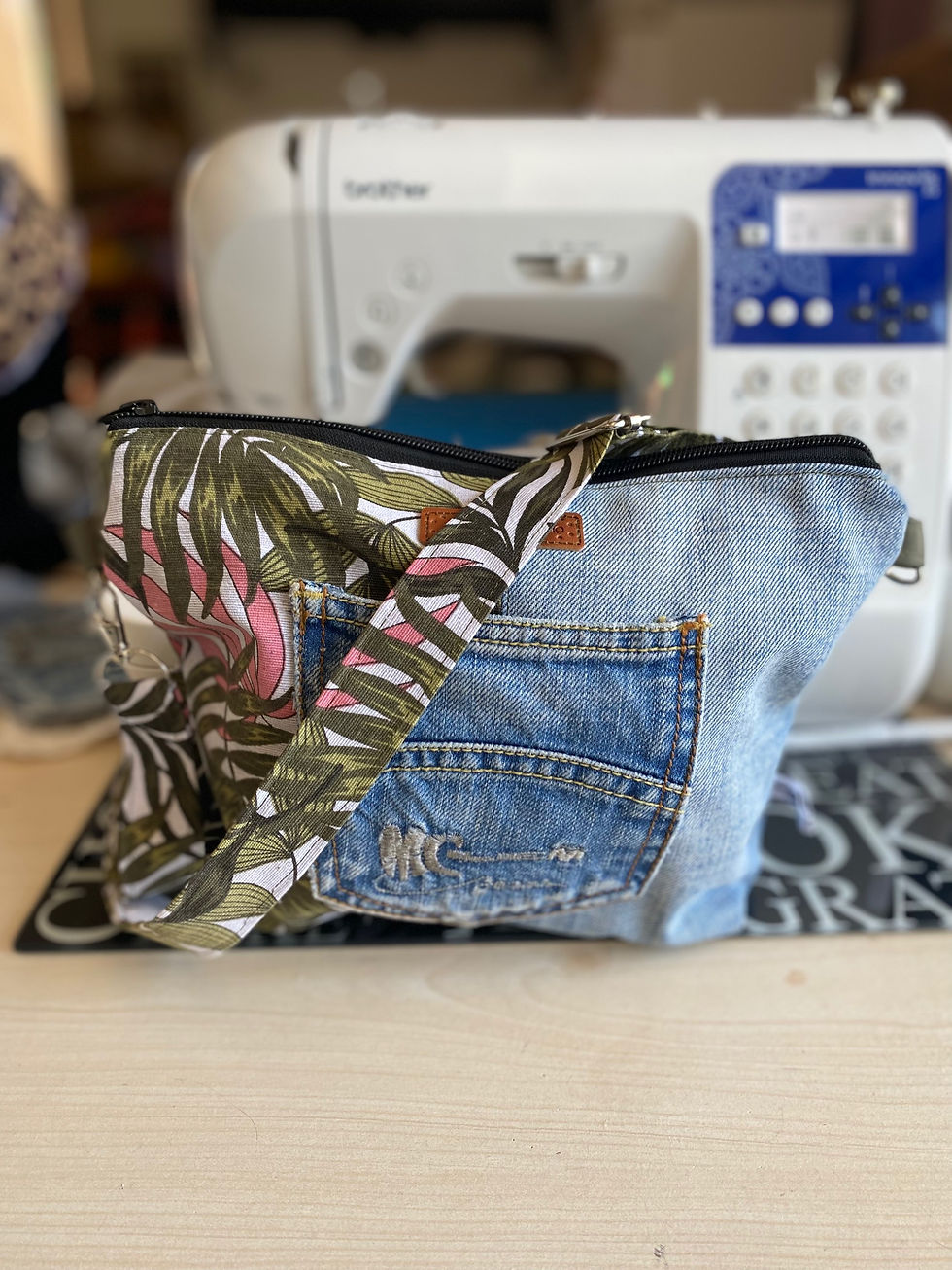 Sac Bandoulière Tropical en Denim et Imprimé Palmes – Élégance Naturelle
