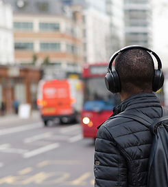 Hombre con los auriculares