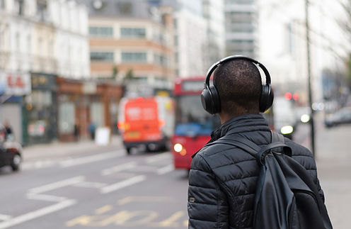 Hombre con los auriculares