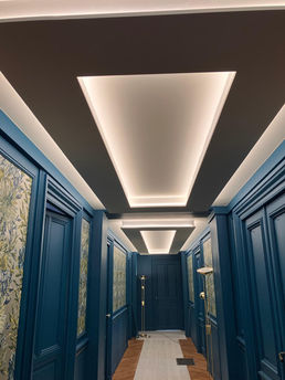 Éclairage leds au plafond d'un couloir