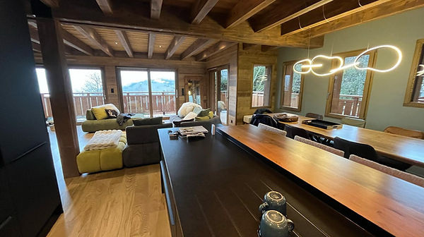 Vue du salon d'un chalet rénové.