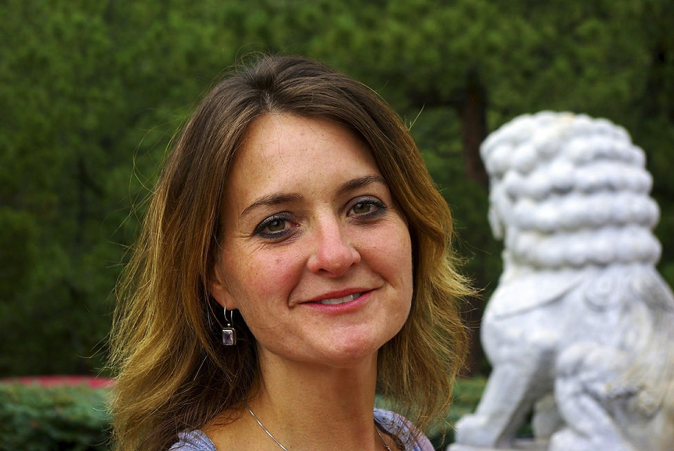 Glückliche junge Frau