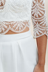Weißes Zweiteiler-Oberteil mit Spitzenärmeln und -verzierung, eleganter Look, lieben.tanzen.lachen.
