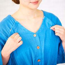 首元はスッキリした印象のVネック仕様