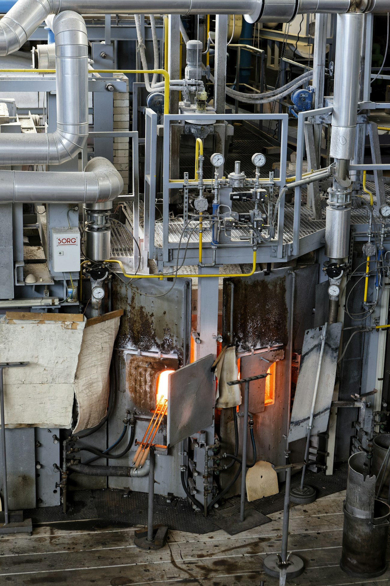 Equipamentos, tubulações e medidores em instalação industrial