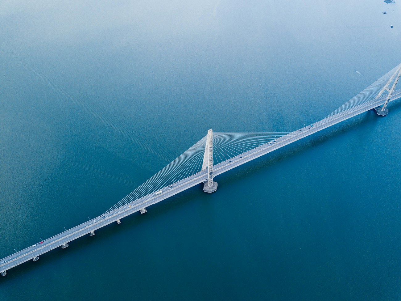 Ponte estaiada vista de cima, exemplo de infraestrutura civil