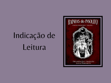Imagem com o fundo roxo, com um texto à esquerda, em preto, escrito "indicação de leitura", e à direita a capa do livro "Rainhas do Insólito", em vermelho, com o título em cinza e uma ilustração em tons de cinza, que mostra uma mulher de cabelos longos, chapéu e roupa de época em um fundo com galhos e flores no estilo gótico
