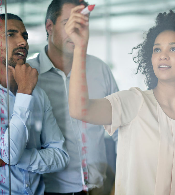 La IE mejora la colaboración y el trabajo en equipo. Las personas emocionalmente inteligentes son más empáticas y comunicativas, lo que facilita la cooperación y la resolución de conflictos dentro de un grupo.