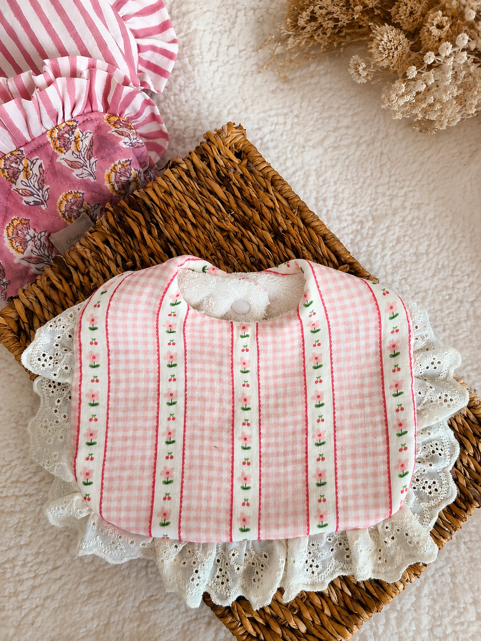 Miniature : Bavoir "vintage" fleuri avec dentelle