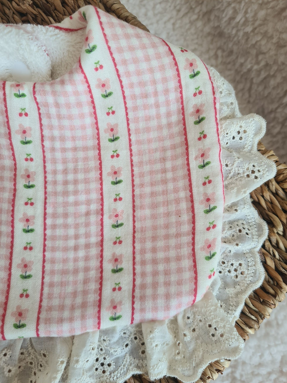 Miniature : Bavoir "vintage" fleuri avec dentelle