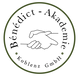 Minimalistisches Design eines grünen Kreises mit zwei kleinen Punkten im Inneren auf schwarzem Hintergrund.