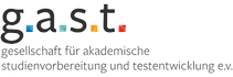 Logo von g.a.s.t. mit bunten Quadraten und dem Text: „Gesellschaft für akademische Studienvorbereitung und Testentwicklung eV