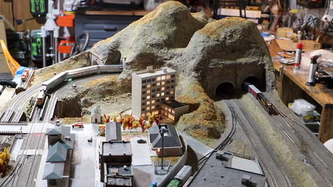 Building a 3.5' x 5.5' N Scale Layout Part 3: More Scenery, Structures, Signals, and Lighting