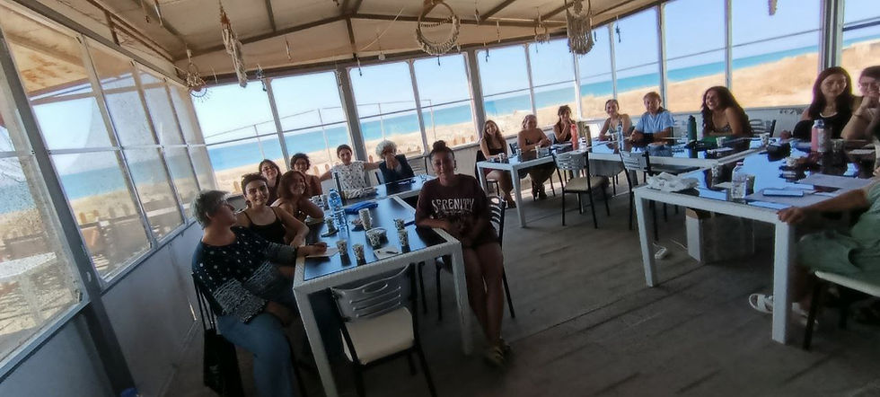 İlk andaki heyecan ve mutluluğun yanında “kampta işleri nasıl ve kimin yapacağı?” düşüncesi de aklımdan geçmedi değil. Ancak kısa sürede gördüm ki burada işler paylaşılarak yürütülüyordu.