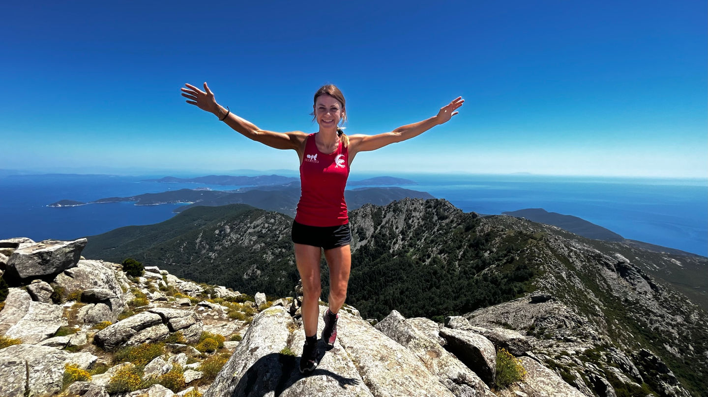 Silvia Cervini, Elbabybike, in vetta con i  clienti all'isola d'elba, durante uno dei percorsi di trekking da lei organizzati 