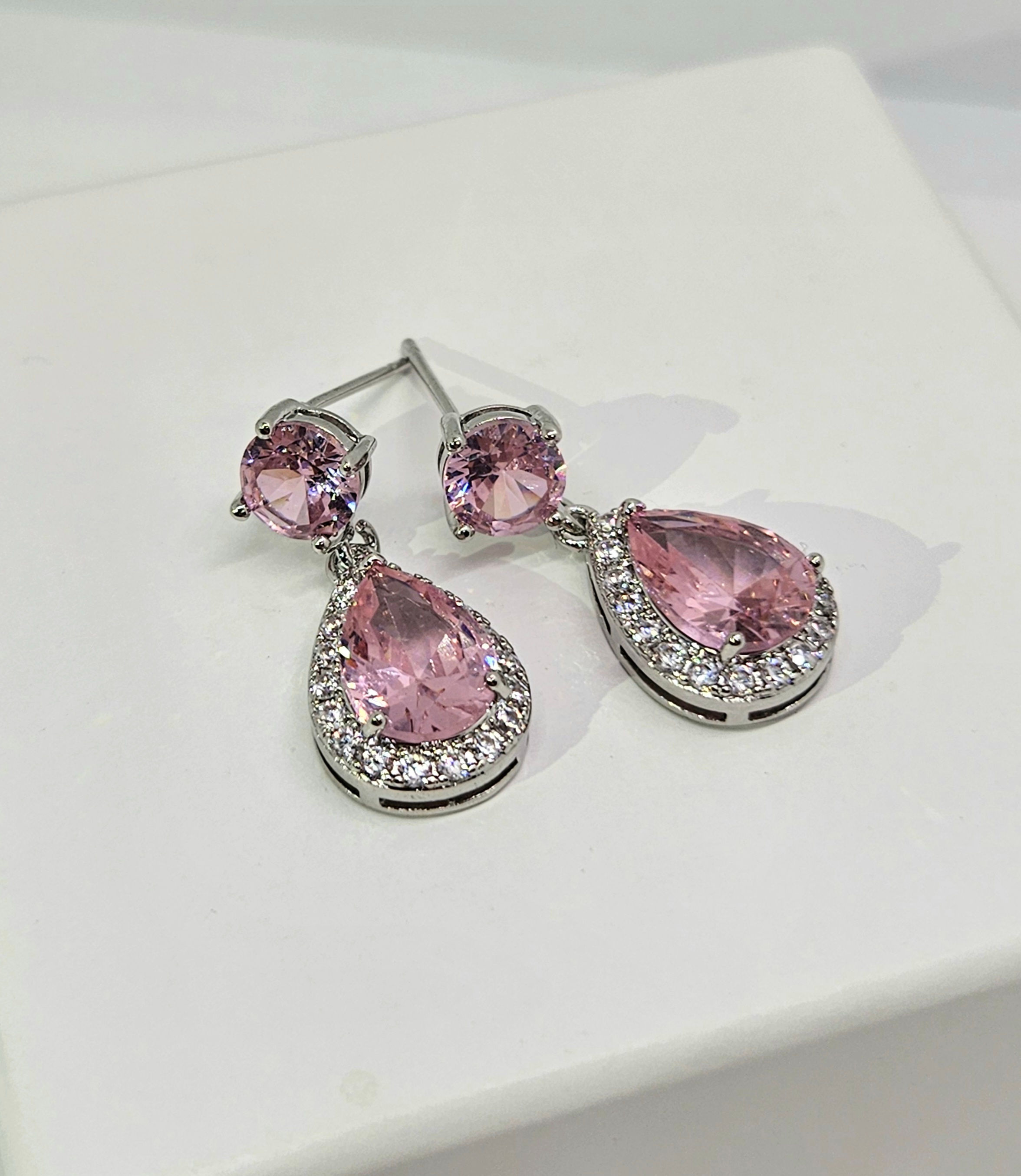 Apsudraboti, nokareni auskari rozā tonī