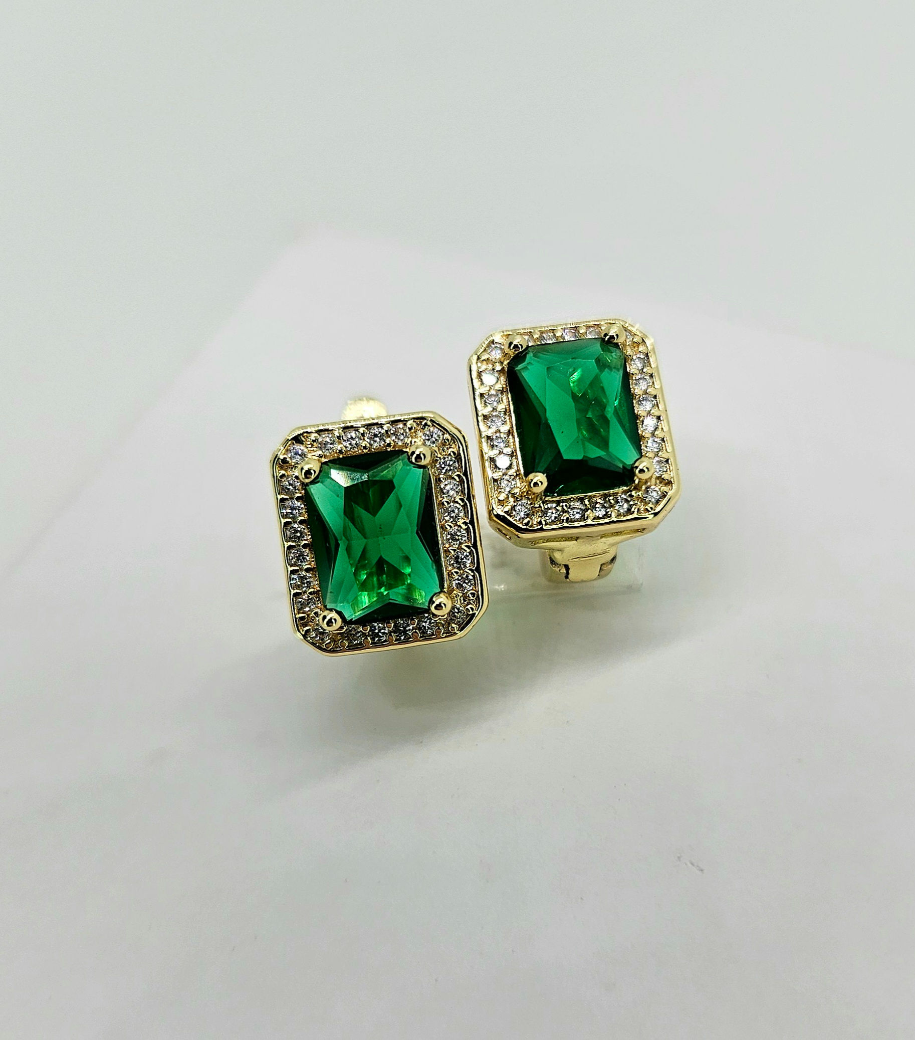 Kvadrātveida, tumši zaļi auskari ar cirkoniem