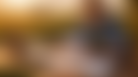 produtor rural analisando documentos de financiamento e crédito rural em lavoura de soja