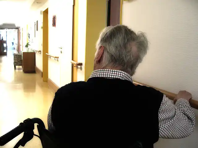 Anciano con enfermedad de Alzheimer.