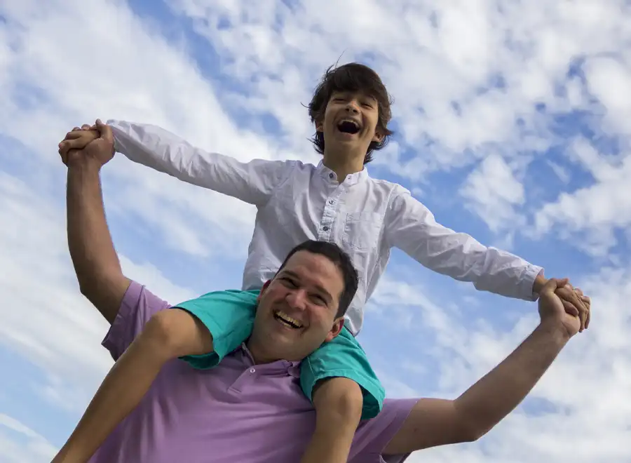 Padre e hijo contentos.