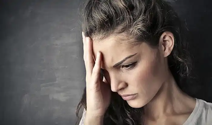 Mujer con dolor de cabeza.